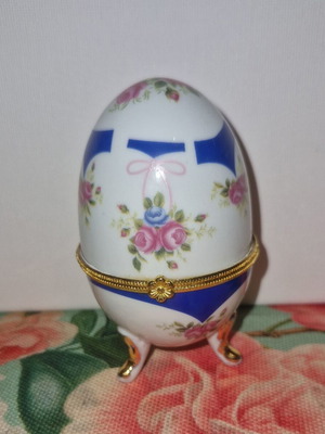 Limoge porcelain decorative egg like new