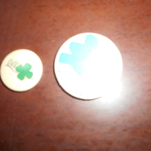 Set of 5 used pins Patito Feo, Rakko, Donne Per La Pace, Mykonos