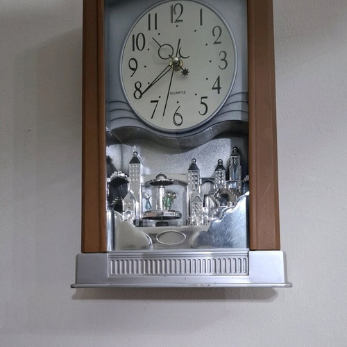 Quartz table clock used with decorative city scene