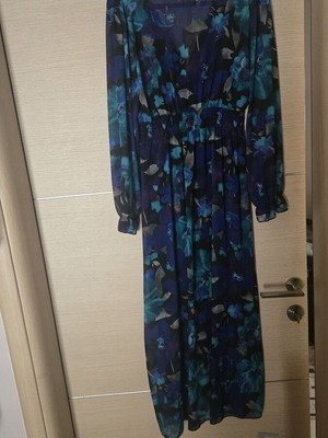 Long floral dress like new with front slit and soft back elastic