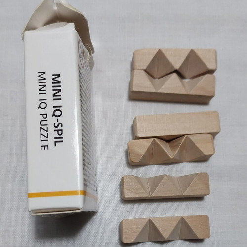 3D Wooden Burr Puzzle like new, compact brain teaser