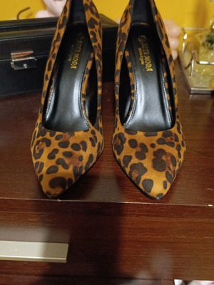Alta Moda animal print suede pumps with thick heel new