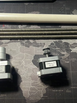 Creality 3D 42-34 stepper motor like new, set of 2 with 3 screw rods