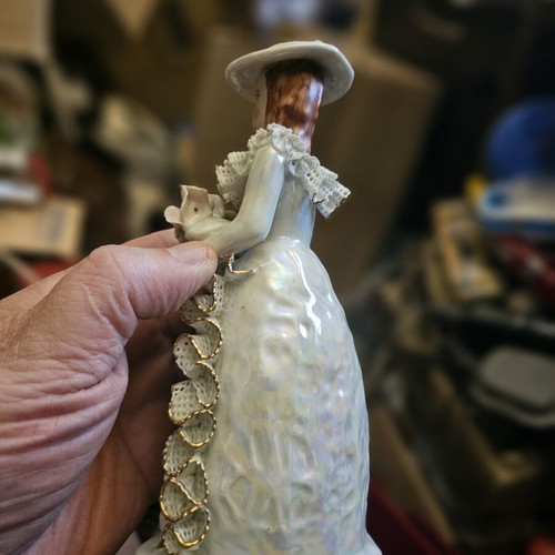 Porcelain bibelot Atelier Nofc used with garland motifs