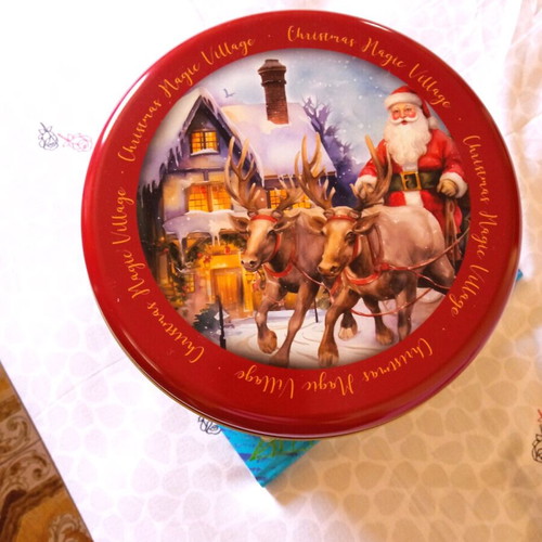 Tin box like new decorated for biscuits