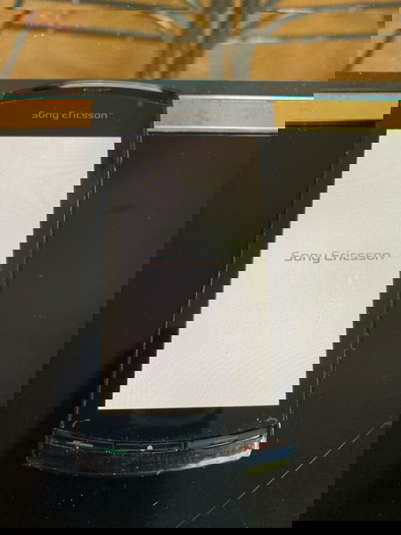Черен стар колекционерски мобилен телефон Sony Ericsson Vivaz U5i