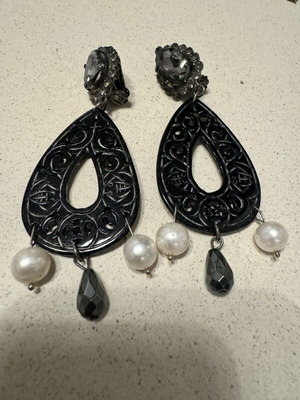 Σκουλαρίκια με Swarovski και μαργαριτάρια καινούργια, μαύρα