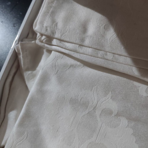 Palamaiki tablecloth and napkin set for 12, new