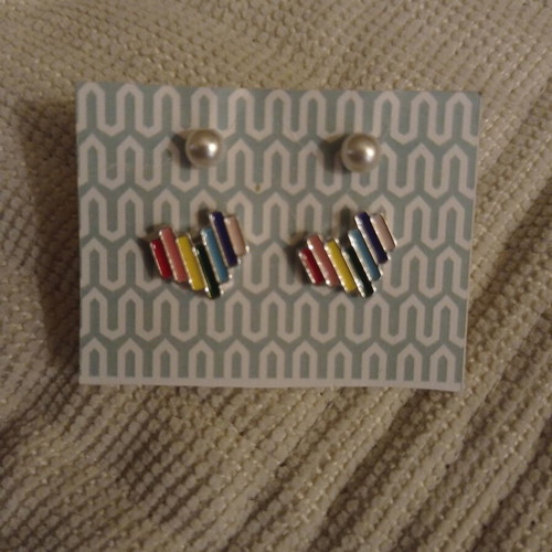 Small stud earrings like new, pack of 2 pairs with pearls and colorful hearts