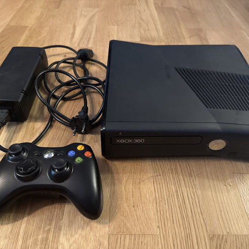 Xbox 360 Slim 250Gb like new with original power supply and controller