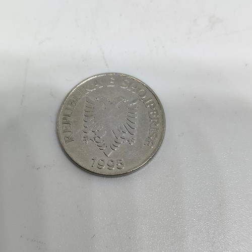 Collectible 5 Lekë coin Albania 1995 like new replica