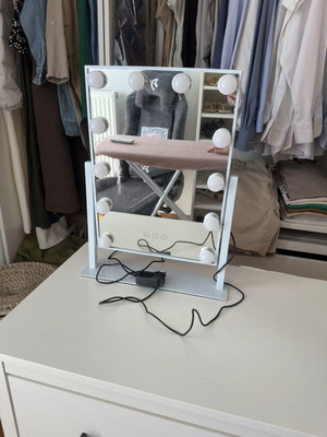 Hollywood makeup mirror with 12 LED lights new condition