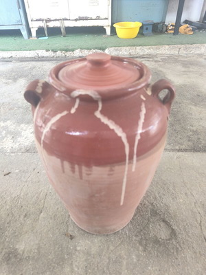 Ceramic kiupi used for decoration or oil, size 44×30×18