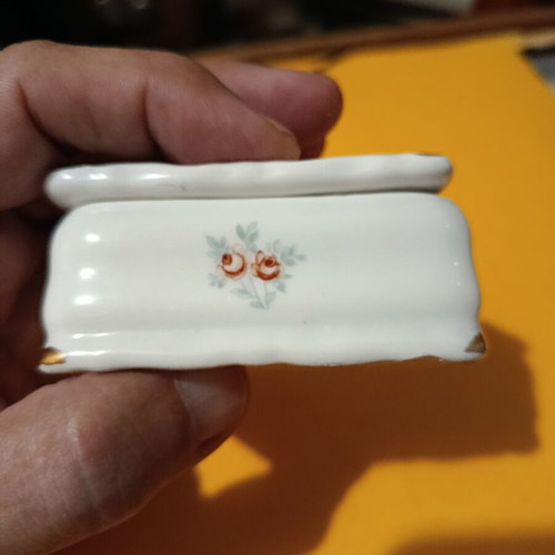 Porcelain jewelry box like new, small decorative container