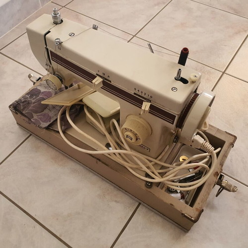 Mercedes electric sewing machine used, metal, multiple stitch types