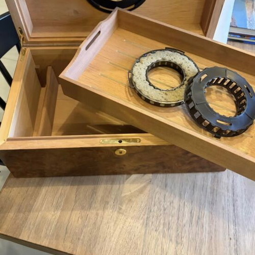 Wooden Italian Cigar Humidor new with Spanish cedar lining and hygrometer