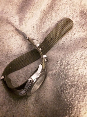 Q&Q 38mm watch like new with bracelet and khaki NATO strap