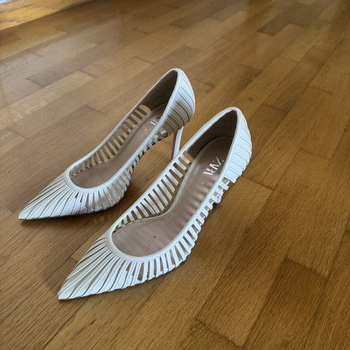 Zara beige pointed pumps like new, size 39