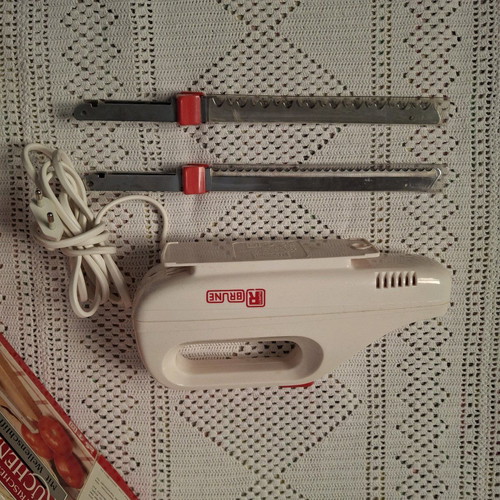 Electric Kitchen Knife - With Wavy Blades BRUNE
