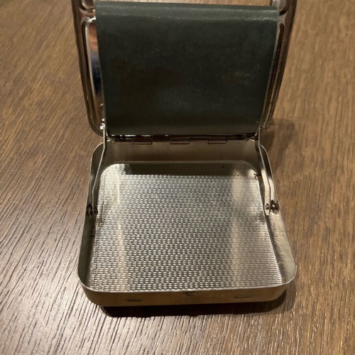 Tobacco case device for rolling cigarettes used