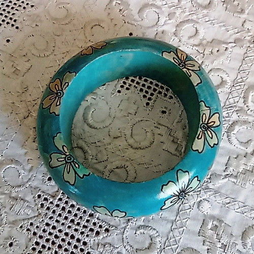 Handmade wooden turquoise bracelet with flowers, diameter 6.2 cm
