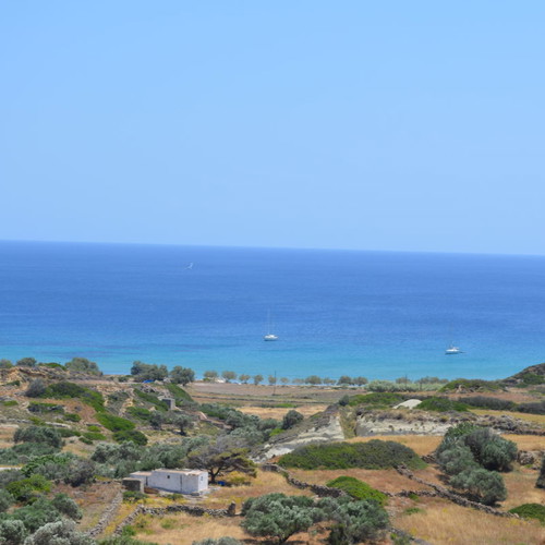 Οικόπεδο 6.400 τ.μ. στην Κίμωλο με θέα θάλασσα, οικοδομήσιμο