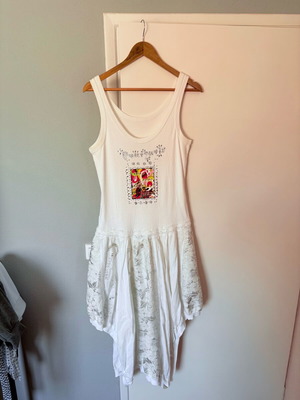 White dress with lace and balloon hem like new, size L