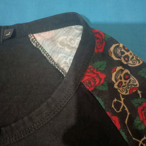 Fashion Beads Large T-shirt with Triangular Pattern like new, black and red