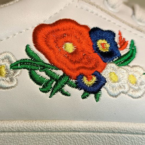 Women's white athletic shoes No40 like new with embroidery