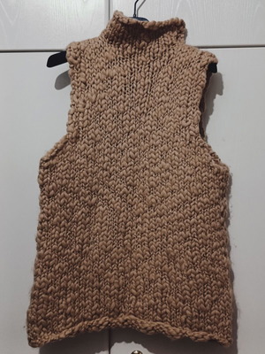 Handmade thick wool sleeveless sweater like new, beige, M/L