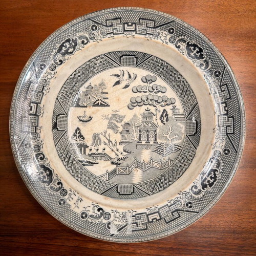 Plate old with Chinese pattern used