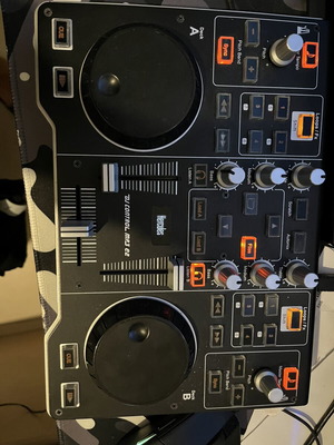 Hercules MP3 E2 DJ controller