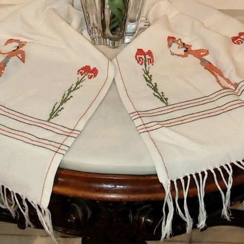 Cretan traditional table runner Prince with Lilies like new, Minoan fresco design