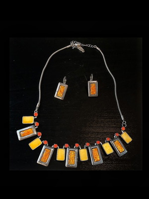Vintage necklace and earrings set like new from the 90s