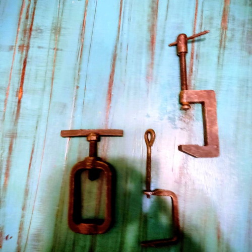 Old metal clamps used, about 15 centimeters