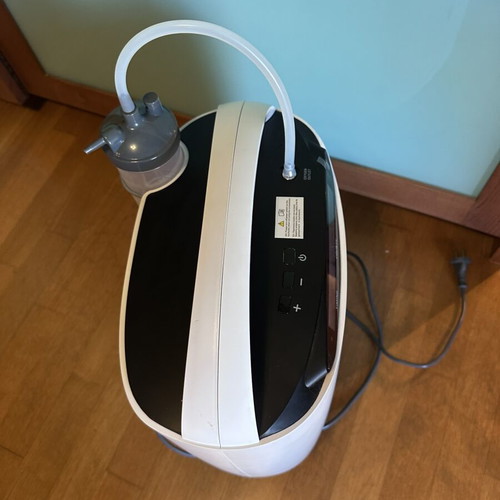 Yuwell 8F-5A Oxygen Concentrator 5L, like new