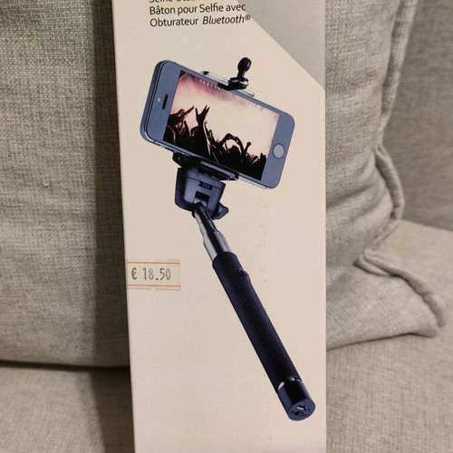 Selfie Stick with Bluetooth Shutter Konig new