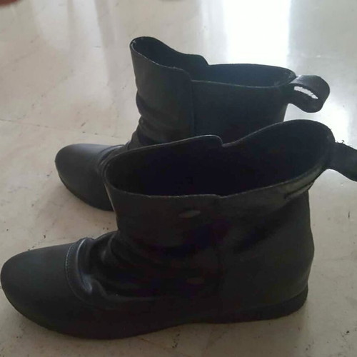 Leather ankle boots used size 37, black with light scratch