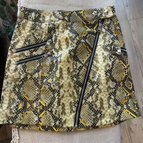 Bershka leather skirt with snake print and zippers, size XXS, like new