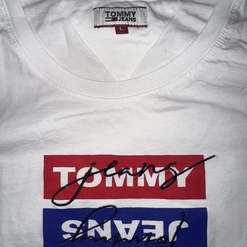Tommy Jeans White T-shirt with Embroidered Logo like new, fits XS/S