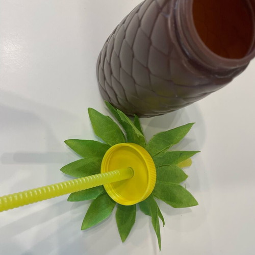 Pineapple plastic cup with lid and straw like new 560ml