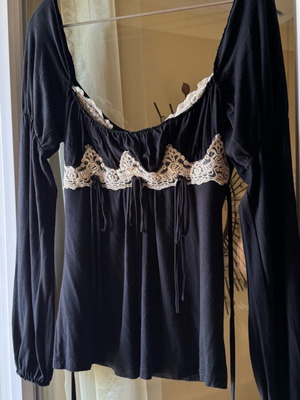 Blouse with decorative embroidery long sleeve, like new, black and beige