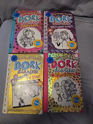 Βιβλία Dork Diaries με σκληρό εξώφυλλο σαν καινούργια, σετ
