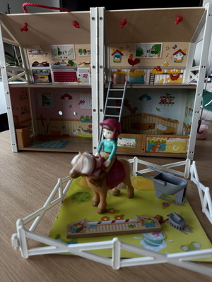 Hape Happy Family ξύλινος στάβλος Pony Club