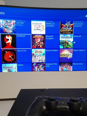 PlayStation 4 500GB SSHD σαν καινούργιο με 20 παιχνίδια και Gamebato Store