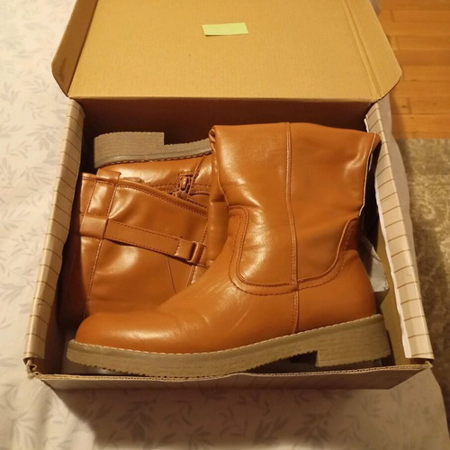 Boots color tabac size 39 like new with fur lining