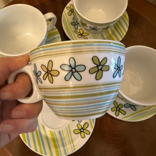 Set of 4 cups with saucers like new, retro design