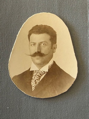 Παλιά φωτογραφία μεταχειρισμένη ασπρόμαυρη κομμένη