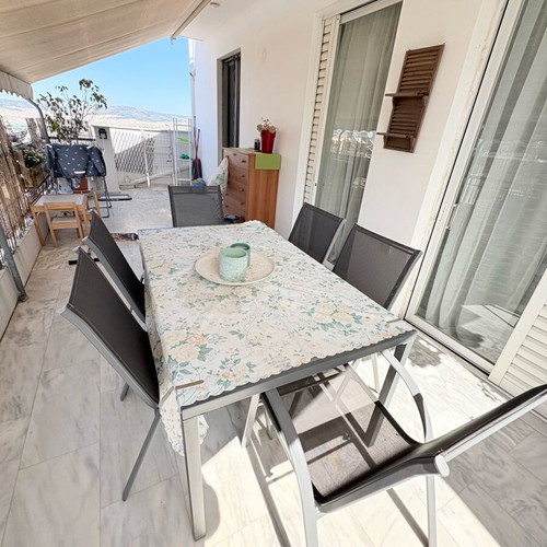 Outdoor galvanized table set with shatterproof glass and 6 chairs like new