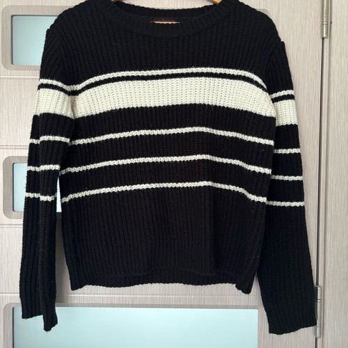 Women's sweater size M like new, black and white
